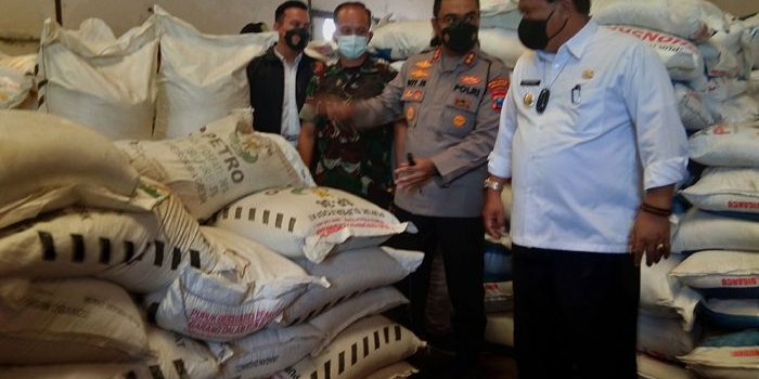 Plt Bupati Nganjuk Marhaen Djumadi, didampingi Kapolres AKBP Boy Jeckson saat meninjau barang bukti pupuk bersubsidi yang diamankan. Foto: BAMBANG/ BANGSAONLINE