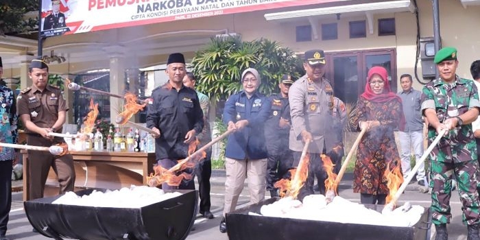 Kapolres Kediri AKBP Agung Setyo Nugroho bersama forkopimda saat memusnahkan barang bukti dengan cara dibakar. Foto: Ist.