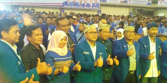 Zulkifli Hasan didampingi Bupati Bojonegoro Suyoto dan para pengurus PAN.