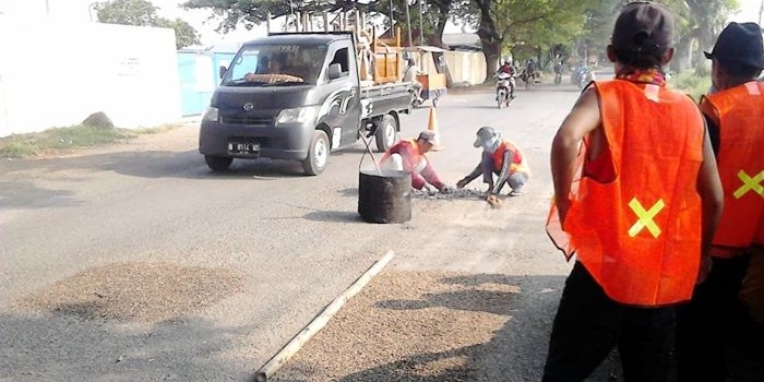 Pemkab Pasuruan mulai melakukan pembenahan jalan, menyongsong datangnya musim Lebaran.