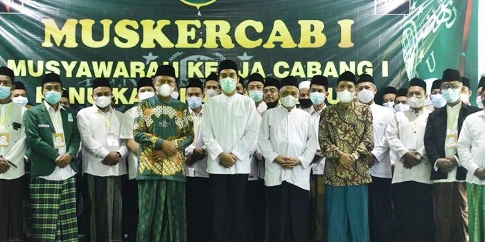 Bupati Dawami foto bersama para peserta Muskercab I PCNU Kabupaten Madiun.