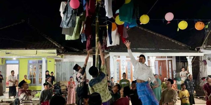 tradisi-turun-temurun-warga-krajan-pasuruan-berebut-berkah-arebbuan-di-peringatan-maulid-nabi