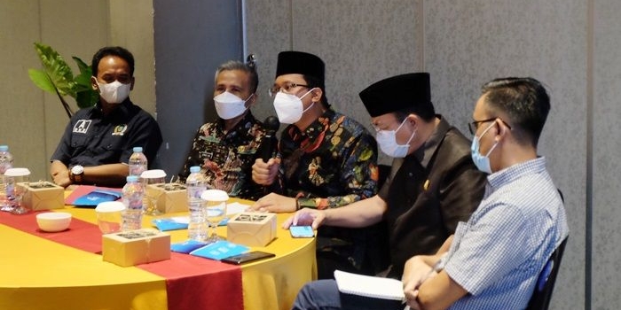 DISKUSI: Bupati Ahmad Muhdlor saat Coffee Morning dengan pengusaha di Hotel Luminor, Kamis (8/4/2021). foto: istimewa