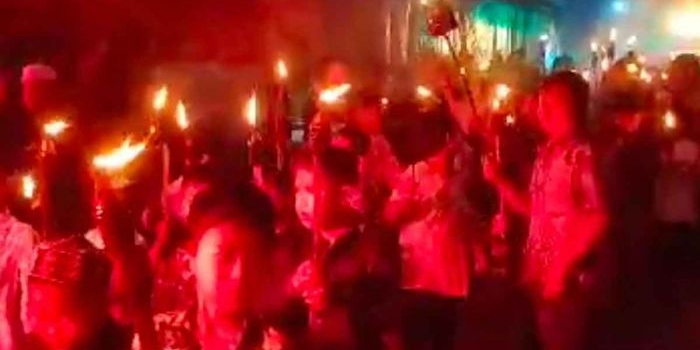 Ratusan warga Desa Indrodelik, Kecamatan Bungah, Gresik, saat menggelar pawai obor dan takbir keliling menyambut Idul Fitri 1446 H. Foto: Ist