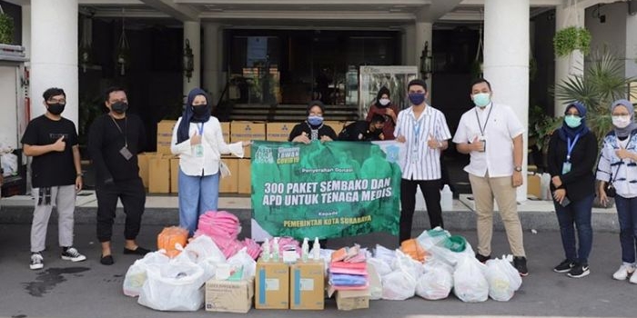 Akun media sosial Asli Suroboyo mengirimkan ratusan paket sembako, puluhan APD, masker scuba, alkohol swab, hand gloves dan vitamin.