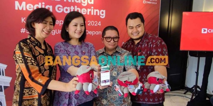 Head of Region Jawa Timur CIMB Niaga, Rhena Octaria (nomor 2 dari kiri), dan Corporate Communications Head CIMB Niaga, Hery Kurniawan (nomor 3 dari kiri), bersama pimpinan CIMB Niaga Kediri. Foto: MUJI HARJITA/BANGSAONLINE