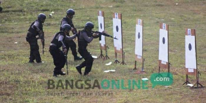 Sejumlah anggota Brimob saat sedang latihan menembak. foto: ilustrasi/eky nurhadi/dok/ BANGSAONLINE