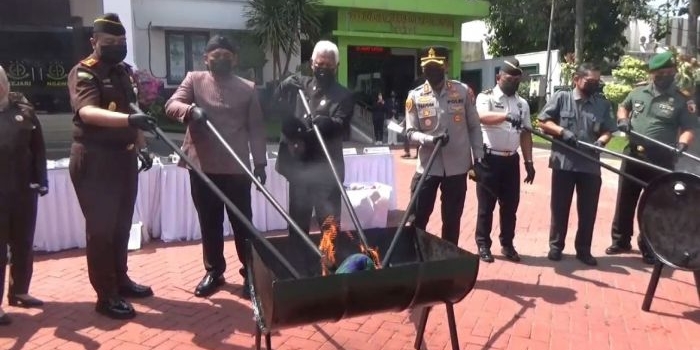 kejari-ngawi-musnahkan-barang-bukti-41-perkara-didominasi-kasus-pil-koplo