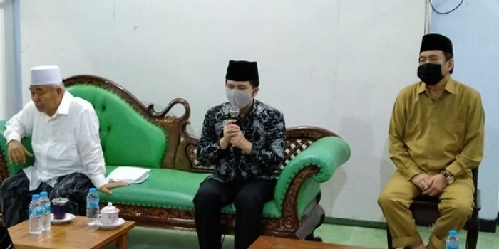 Prof. Dr. KH. Asep Saifuddin Chalim, M.Ag (kiri), Wakil Gubernur Jawa Timur Emil Elestianto Dardak (tengah), dan Bupati Sidoarjo Nur Ahmad Saifuddin dalam acara Munajat melenyapkan covid-19 untuk Surabaya Raya terakhir, Senin (8/6/2020) malam. foto: MMA/ bangasonline.com