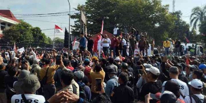demo-tuntut-mundur-bupati-pati-ricuh-34-luka-massa-bawa-5-tuntutan