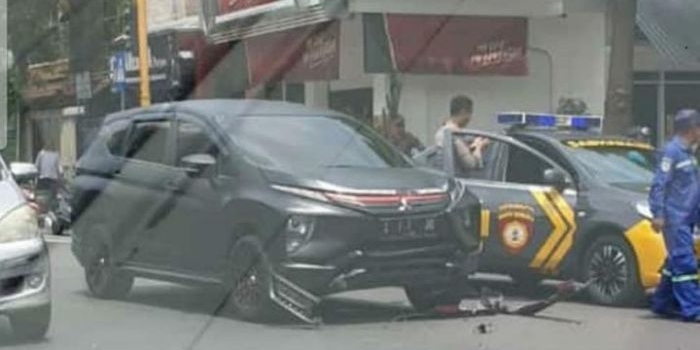 Sebuah Mobil Mitsubishi Xpander yang diamankan petugas usai menabrak pengendara motor. 
