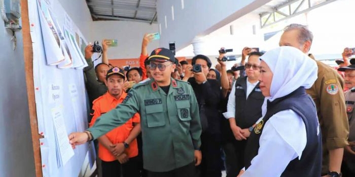 Gubernur Khofifah saat meninjau Posko Karhutla Gunung Lawu di Magetan.