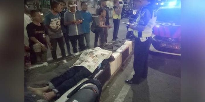 Korban ditutup koran.