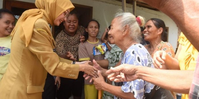 Wali Kota Kediri Vinanda Prameswati saat menyalami salah satu warga disabilitas. (Ist). 