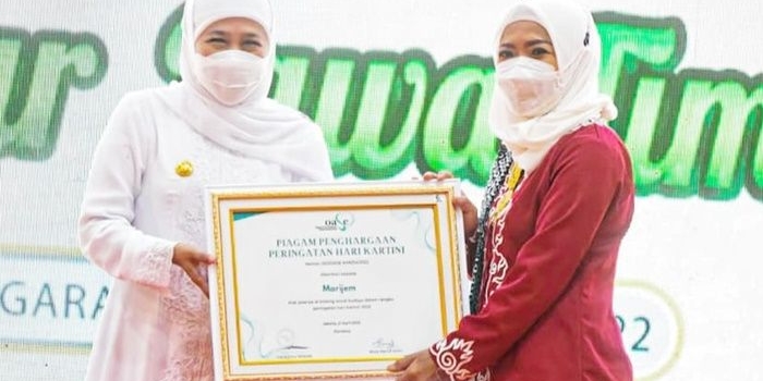 Marijem saat menerima piagam penghargaan yang ditandatangani Ibu Negara Iriana Joko Widodo dan Wury Estu Ma