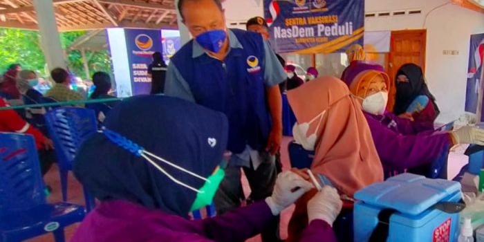 Ketua DPD Partai Nasdem Kabupaten Kediri, Lutfi Mahmudiono, saat meninjau vaksinasi dosis kedua di Balai Desa Wonojoyo, Kecamatan Gurah, Kabupaten Kediri. 