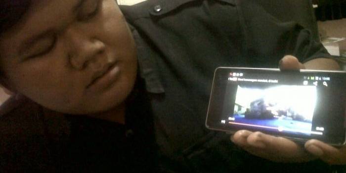 Salah seorang warga saat menunjukkan sebuah tayangan di Youtube adanya siswi yang merokok ditempat umum.foto : arif kurniawan/harian bangsa