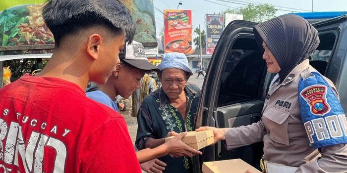 jumat-berkah-polwan-pasuruan-bagi-bagi-100-nasi-kotak