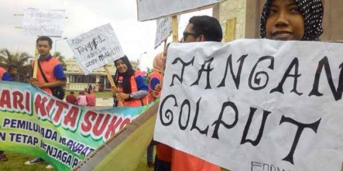 Para aktivis saat menggelar aksi damai di area monumen simpang lima gumul (SLG) Kabupaten Kediri. foto: dendi martoni/ BANGSAONLINE