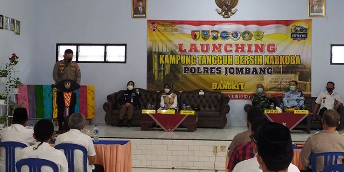 Polres Jombang menggelar acara Launching Kampung Tangguh Bersih Narkoba bertempat di Kantor Desa Candimulyo, Kecamatan/Kabupaten Jombang, Rabu (16/6/2021). (foto: ist)
