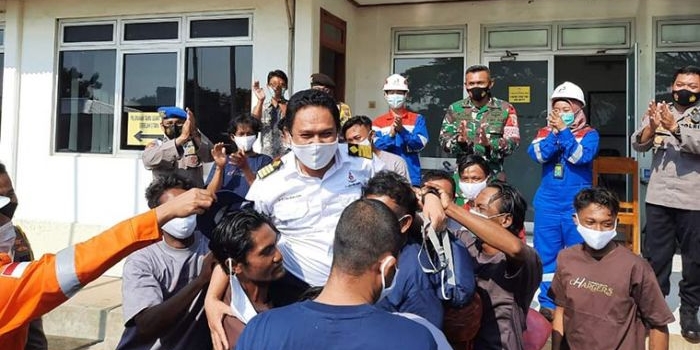 SANG PENYELAMAT: Kapten Kapal MT Queen Majesty, Muhammad Amin Rahman diangkat para nelayan yang diselamatkan dalam kebakaran kapal KM Bintang Jaya Mandiri.