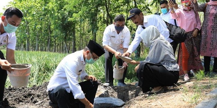 Bupati Ngawi saat melakukan peletakan batu pertama pembangunan Gapura Dewi Ngubalan.