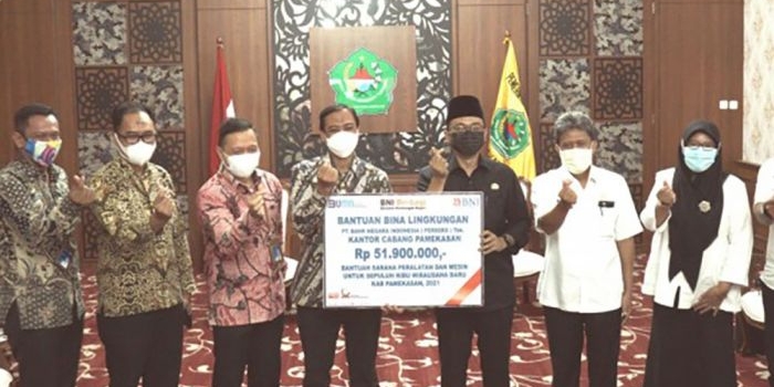 Penyerahan CSR dari BNI berupa bantuan alat untuk program WUB Pemkab Pamekasan senilai Rp 51.900.000.