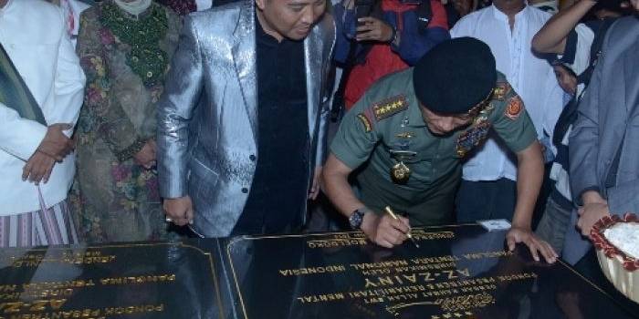TEKEN - Panglima TNI Jendral TNI Dr Moeldoko menandatangani prasasti peresmian Pondok Pesantren dan Rehabilitasi Mental Az-Zainy pimpinan KH Zain Baik di Desa Pandan Ajeng, Kecamatan Tumpang, Kabupaten Malang, Jumat, (5/9/2014) malam. foto : Puspen TNI untuk BangsaOnline
