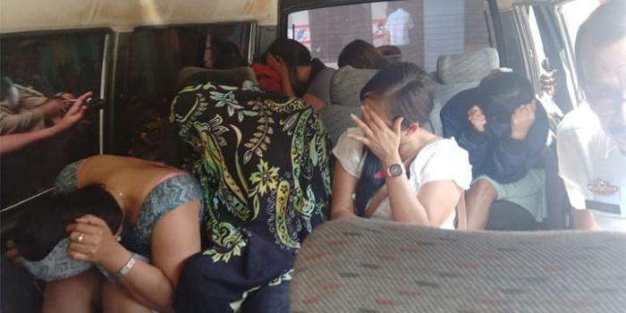 9 wanita penghibur pria hidung belang saat akan dikirim ke Liposos Jatim. foto: MURSIDI/ BANGSAONLINE