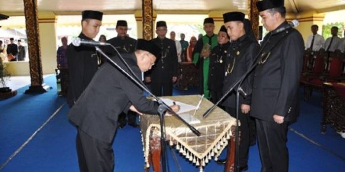 ?

Pelantikan Jajaran DIreksi BPRS Bhakti Sumekar oleh Bupati Sumenep A Busyro Karim, kemarin. Foto:lukman/BANGSAONLINE