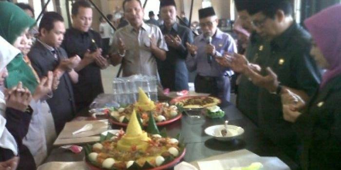 BERDOA - Ketua DPW PKB Jawa Timur, Abdul Halim Iskandar (Gus Halim) beserta anggota fraksi PKB DPRD Jatim saat syukuran di ruang FPKB Jatim, Sabtu (6/9/2014). foto : diday rosadi/BangsaOnline