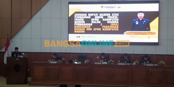  Rapat paripurna dalam rangka Penyampaian Jawaban Bupati Madiun Atas Pandangan Umum Fraksi-Fraksi DPRD Terhadap 2 Raperda Non APBD Tahun 2026. Foto: Hendro Suhartono/BANGSAONLINE