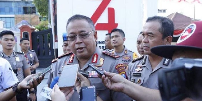 Kapolda Jatim saat memberi keterangan pada wartawan.