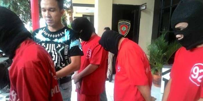 Kelima tersangka saat diamankan di Polrestabes Surabaya. foto: ekotuyono/ BANGSAONLINE