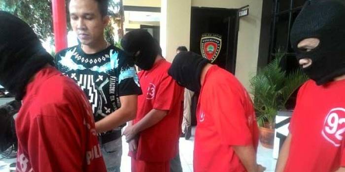 Kelima tersangka saat diamankan di Polrestabes Surabaya. foto: ekotuyono/ BANGSAONLINE