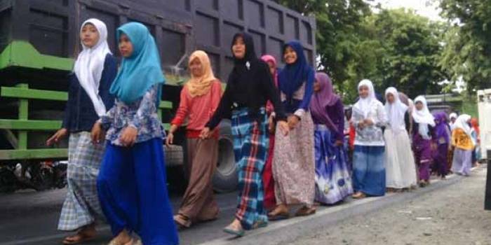 Ribuan santri dari berbagai pondok pesantren melalukan pawai taaruf. Foto: eky nurhadi/BANGSAONLINE