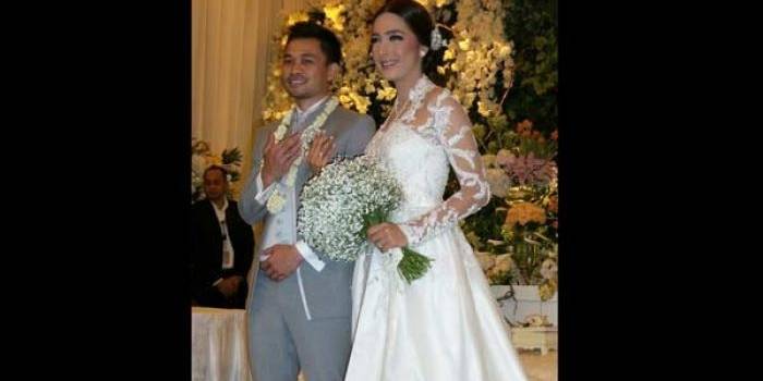 Nabila Syakib bersanding dengan suaminya, Reshwara Argya Radinal, saat resepsi pernikahan. foto: kapanlagi