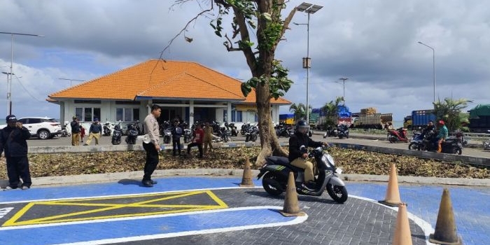 polres-gresik-uji-coba-satpas-layanan-sim-di-pulau-bawean