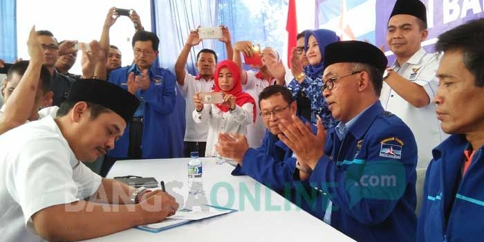 Sumrambah (baju putih) saat menyerahkan berkas formulir pendaftaran bacabup-bacawabup di kantor Partai Demokrat Jombang, Rabu (23/8/2017). foto: ROMZA/BANGSAONLINE
