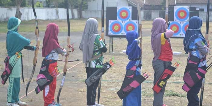 Sejumlah atlet Panahan perempuan saat turun dalam Kejurkab Perpani Lumajang.