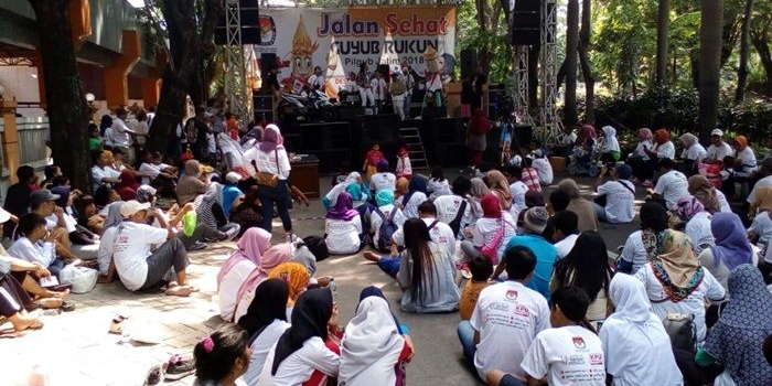 Para peserta gerak jalan sehat Guyub Rukun di depan kantor KPU Jatim. Foto: DIDI ROSADI/BANGSAONLINE