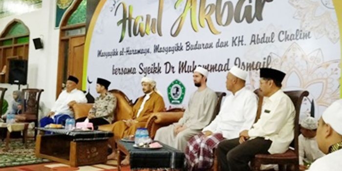 Dari kiri: Dr. KH. Asep Saifuddin Chalim, MA, Wakil Gubernur Jawa Timur Dr. Emil Elestianto Dardak, Syaikh Dr. Muhammad Ismail, Syaikh Barkawi, KH. Abdussalam Mujib, dan KH. Muhamamad Roziqi dalam Haul Akbar Masyayikh Al-Haramain (Makah-Madinah), Masyayikh Buduran dan KH Abdul Chalim, di Majid Raya KH Abdul Chalim Pondok Pesantren Amanatul Ummah Pacet Mojokerto, Senin malam (13/1/2019). foto: bangsaonline.com
 