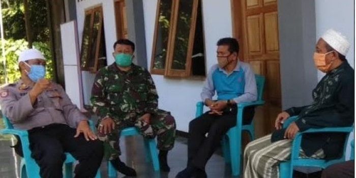 Kapolsek Ngadiluwih Polres Kediri, AKP. H. Mukhlason, S.H. saat mengunjungi ulama di Ngadiluwih. (foto: ist.)