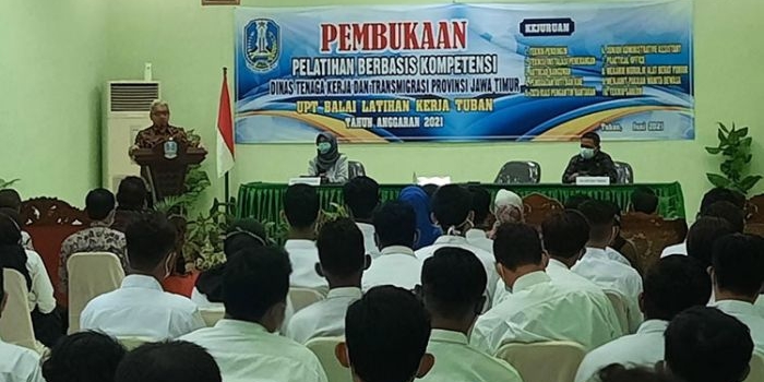 Ratusan masyarakat Kabupaten Tuban mengikuti pelatihan berbasis kompetensi di Unit Pelaksana Teknis (UPT) Balai Latihan Kerja (BLK) Kabupaten Tuban, Selasa (8/6/2021). (foto: ist)
