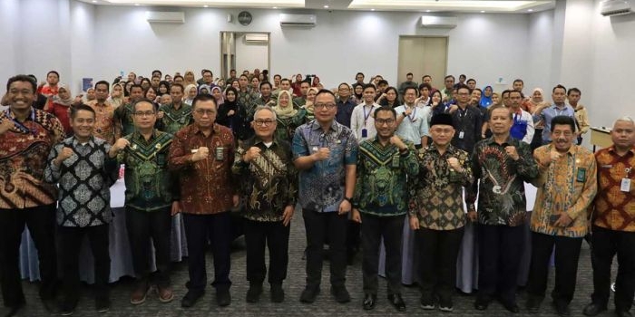 Wakil Bupati Gresik bersama jajaran pejabat ketika deklarasi komitmen pemenuhan hak perempuan dan anak pascaperceraian. Foto: Ist
