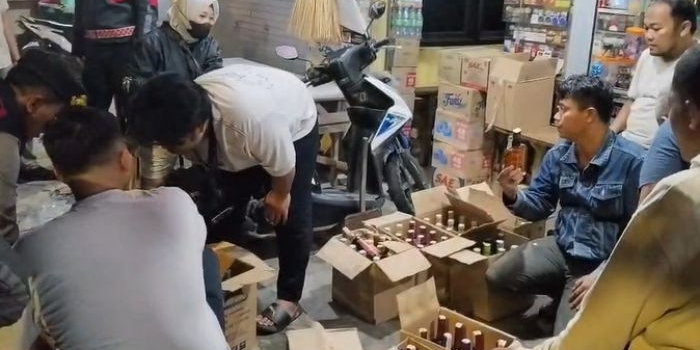 razia-ramadhan-polres-bangkalan-sita-ratusan-botol-miras-dari-sejumlah-warkop