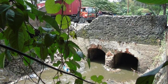Kondisi Jembatan di Dusun Karangbangkal, Desa karangrejo, Gempol, Kabupaten Pasuruan yang disebut-sebut sebagai pemicu banjir. 