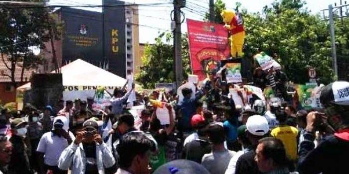 Massa Nisa-Syah saat demo di Kantor KPU Mojokerto. foto: detik
