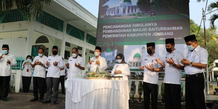 Bupati Jombang Mundjidah Wahab bersama Sekdakab Jombang serta kepala OPD saat doa bersama pencanangan renovasi Masjid Baiturrahman.