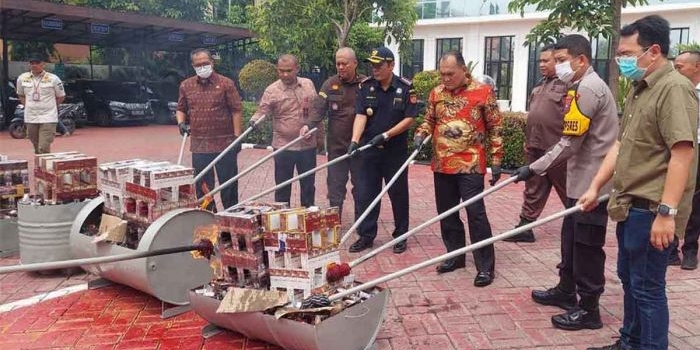 Kasi Pengolaan Barang Bukti dan Barang Rampasan Kejari Gresik, Bonar Satria Wicaksono, bersama para undangan saat memusnahkan barang bukti. Foto: Ist